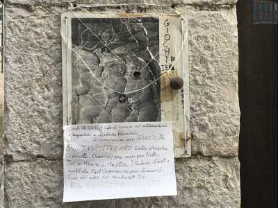 Accanto, affisso al muro, un foglio � l� a spiegare le motivazioni che spingono l�uomo a diffondere le sue conoscenze. Leggiamo: �Giochi di ieri: cio� come si allenavano i ragazzi a divenire uomini. Un investimento delle proprie capacit��